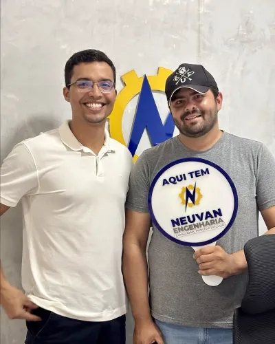 Equipe Neuvan com cliente segurando a placa Aqui tem Neuvan Engenharia