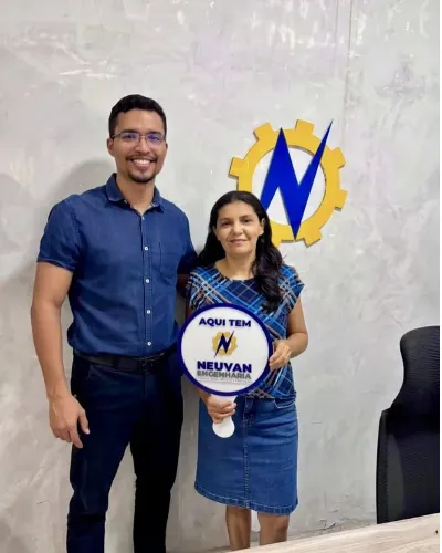 Cliente da Neuvan Engenharia com a placa Aqui tem Neuvan
