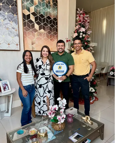 Família cliente da Neuvan Engenharia com a placa Aqui tem Neuvan