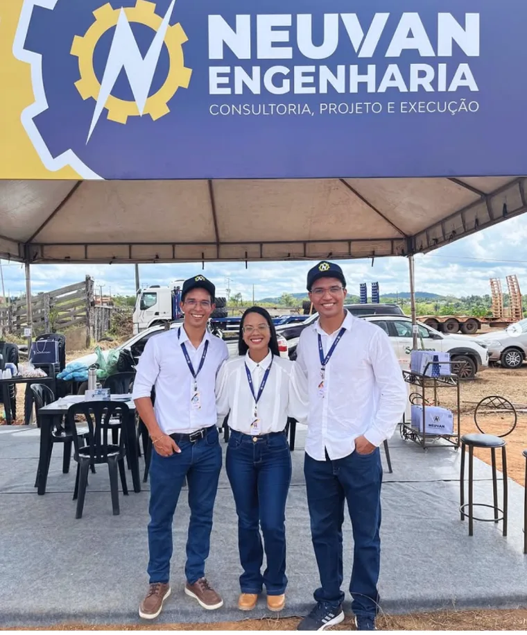Equipe da Neuvan Engenharia no estande da empresa, sob o letreiro Neuvan Engenharia, consultoria, projeto e execução